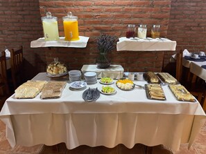 朝食 (ビュッフェ)、毎日提供 (無料)