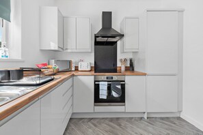 Kjøleskap, mikrobølgeovn, ovn og kokeplater