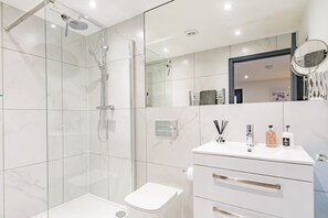 SĂšche-cheveux, serviettes fournies, savon, papier toilette