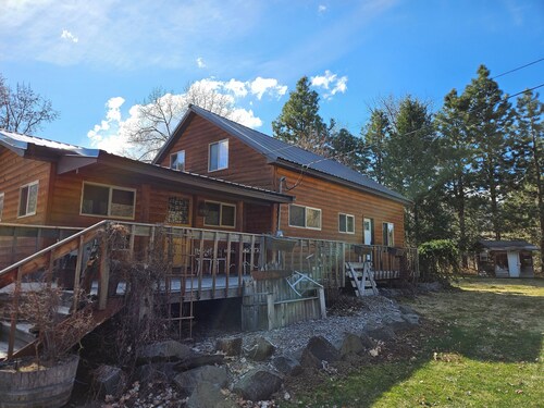 Cozy 4-bedroom cabin in enjoyable Naches nestled near Mt. Rainier National Park.