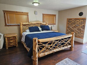 4 bedrooms, desk, free WiFi, bed sheets - Cozy 4-bedroom cabin in enjoyable Naches nestled near Mt. Rainier National Park. (Naches)