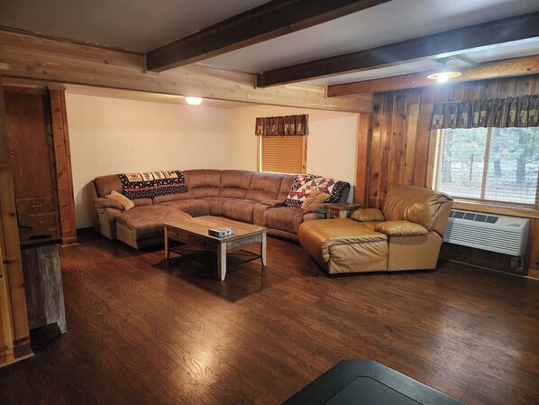 Una Smart TV, una chimenea