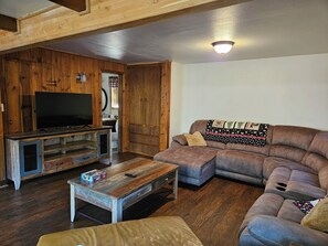 Una Smart TV, una chimenea