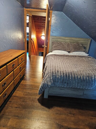 Cozy 4-bedroom cabin in enjoyable Naches nestled near Mt. Rainier National Park.