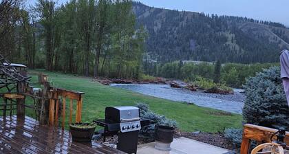 Cozy 4-bedroom cabin in enjoyable Naches nestled near Mt. Rainier National Park.