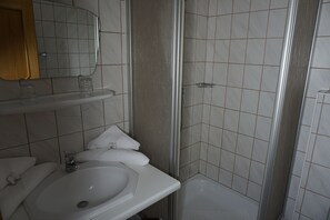Estudio | Baño | Tina con regadera, toallas, papel de baño 