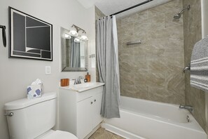 吹风机、毛巾、肥皂、卫生纸