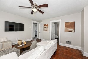 Living area - Charming 3-bedroom house in Cleveland with WiFi and AC (Cleveland)