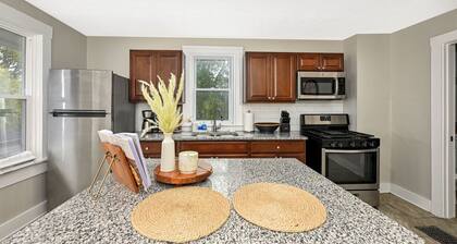 Charming 3-bedroom house in Cleveland with WiFi and AC