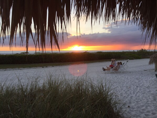 En la playa, sillas reclinables de playa, toallas de playa