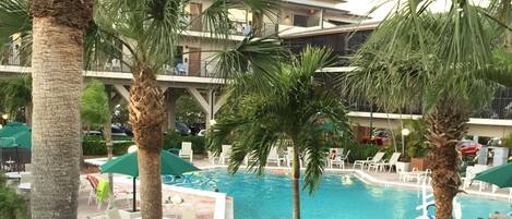 Una piscina al aire libre, una piscina climatizada