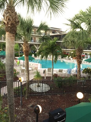 Una piscina al aire libre, una piscina climatizada