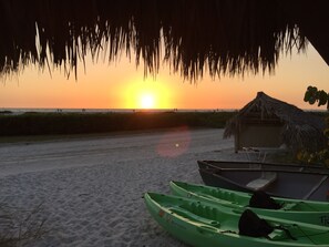 Plage, chaises longues, serviettes de plage