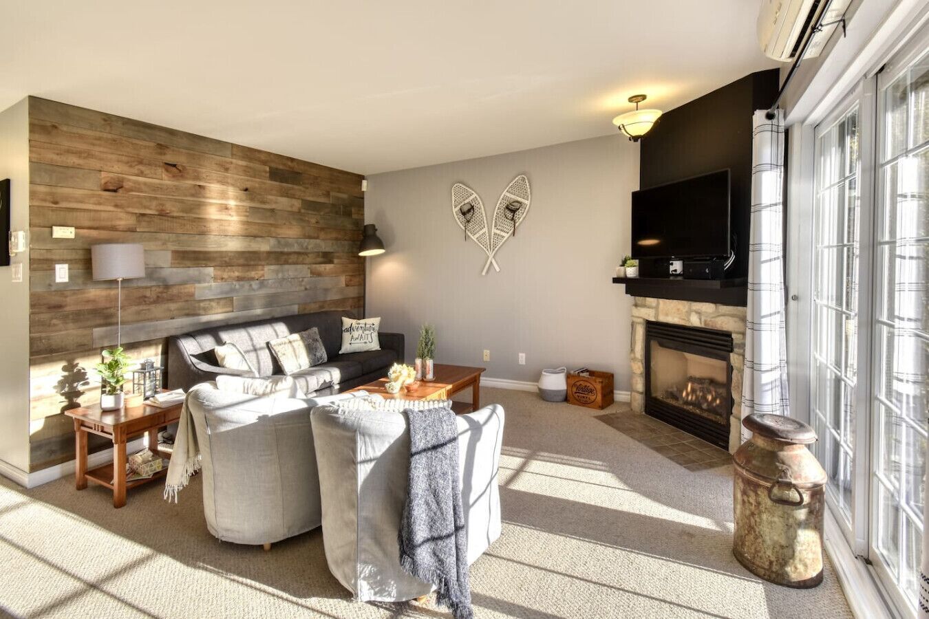 Smart TV y chimenea 