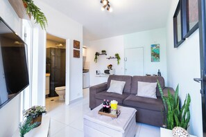 Apartment | Living area | 43-inch Smart TV with cable channels - Piscina - Ibirapuera - Brazillian Corner (São Paulo)