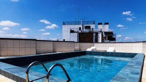 A rooftop swimming pool with a clear view of a modern building in the background. - Piscina - Ibirapuera - Brazillian Corner (São Paulo)