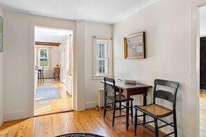 Dining - Beauchamp Cottage, near Rockport Harbor and golf c (Rockport)