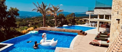 Inomhuspool och utomhuspool