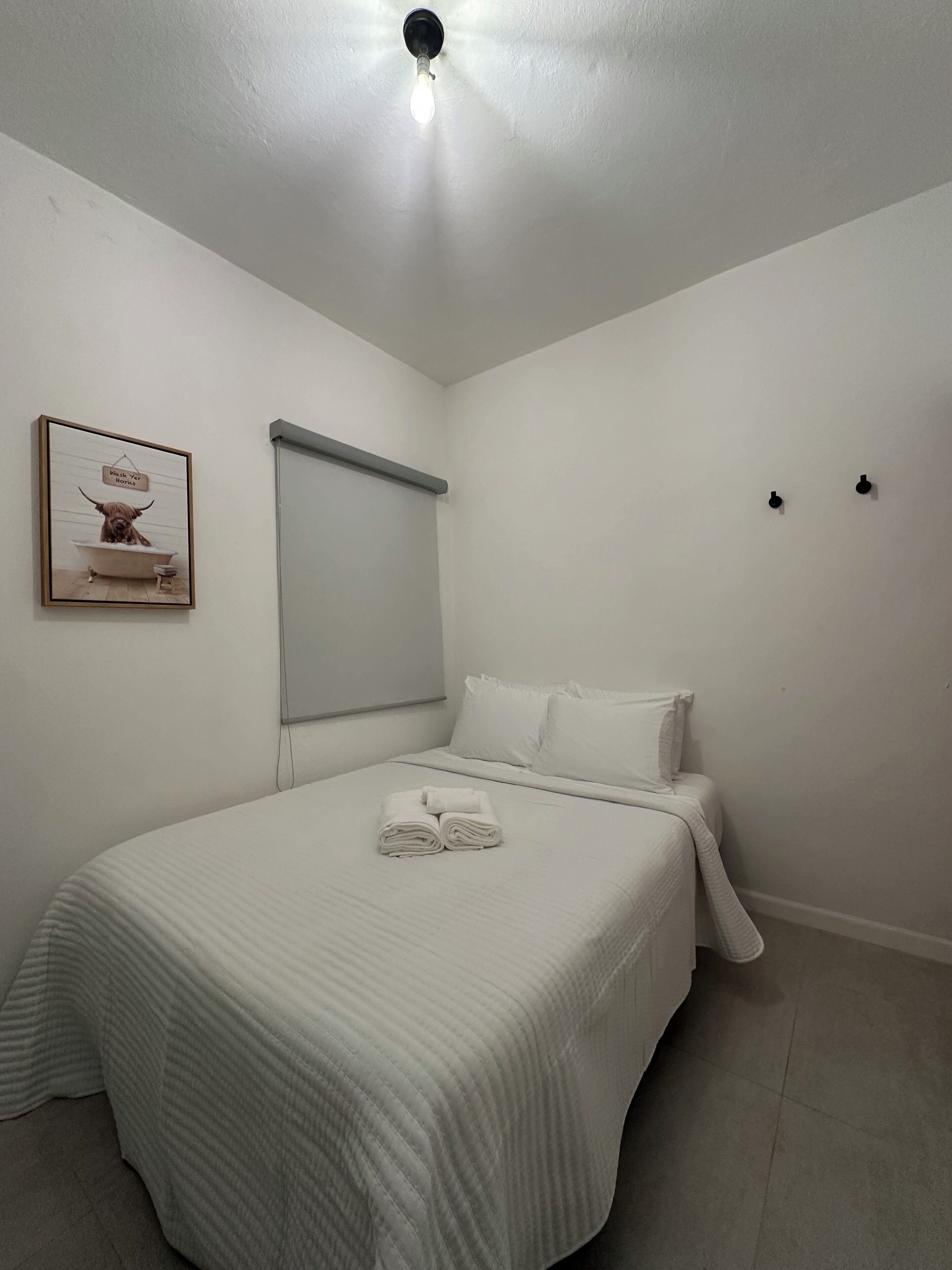 2 habitaciones, tabla de planchar con plancha, wifi y ropa de cama 