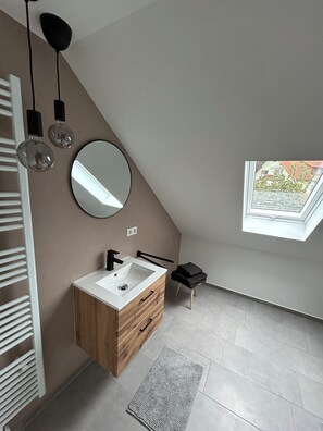 Douche, sèche-cheveux, serviettes fournies, savon
