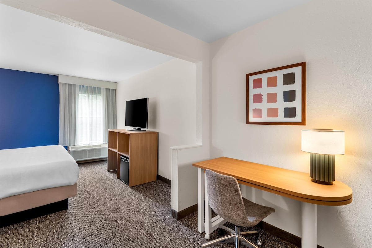 Room, 1 King Bed with Sofa bed | Iron/ironing board, WiFi (free)
