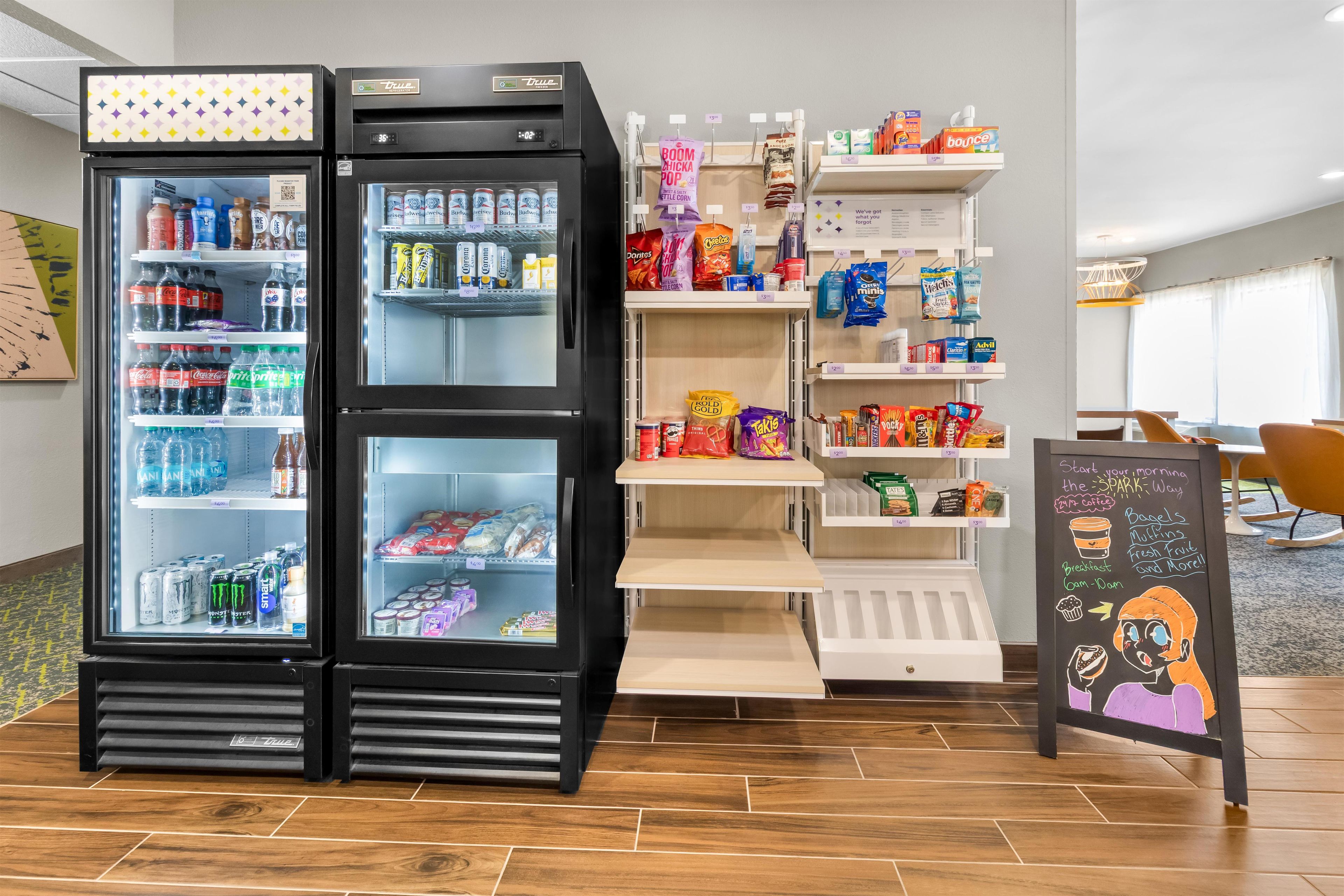Una estación de autoservicio para bebidas con varios refrigeradores llenos de diferentes opciones.