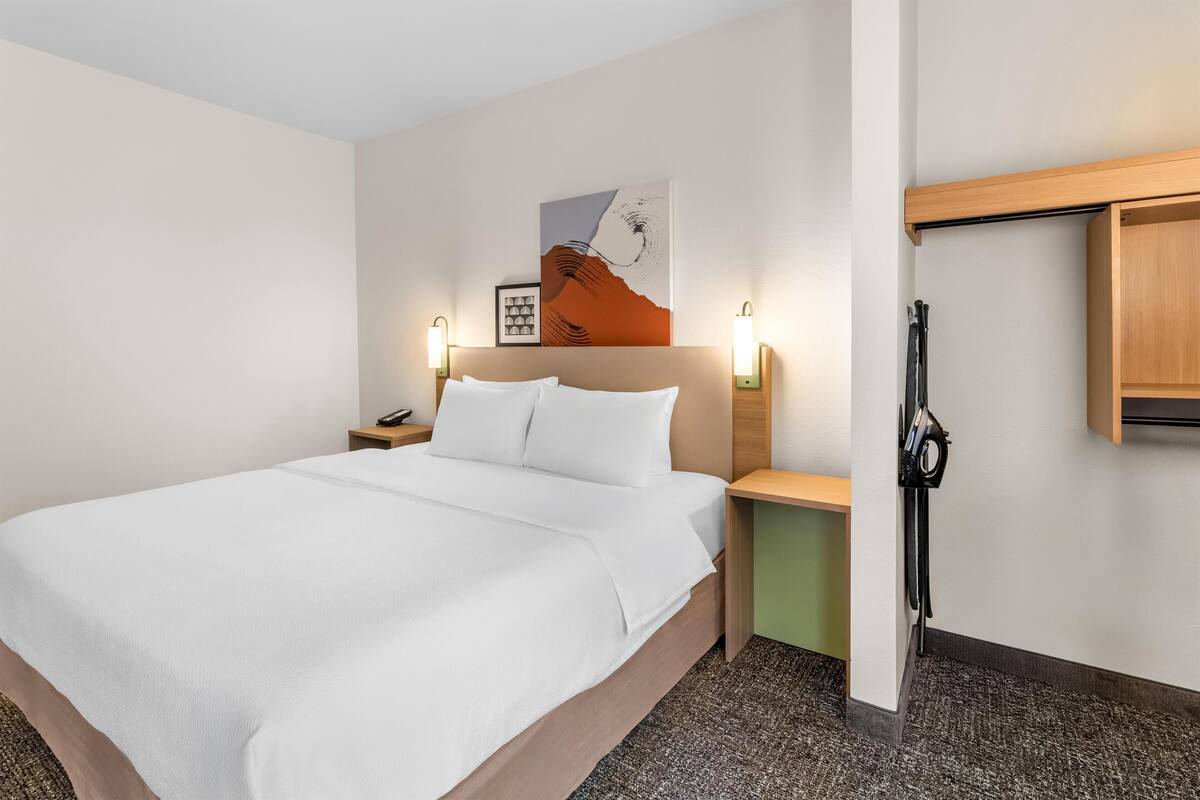 Iron/ironing board, WiFi (free)