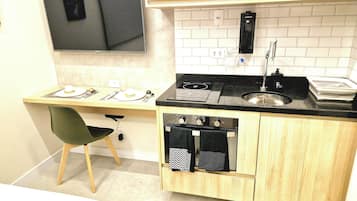Superior Apartment | Private kitchen | Microwave, oven, stovetop, electric kettle