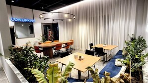 A modern coworking space with a large table, several chairs, and a Christmas tree. - Studio AD330 Alto da Boa Vista (São Paulo)