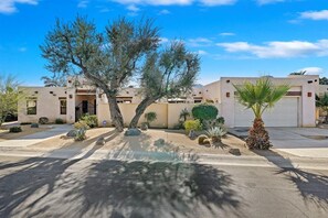 Property grounds - Charming Home Near The Indian Wells Tennis Garden! (Indian Wells)