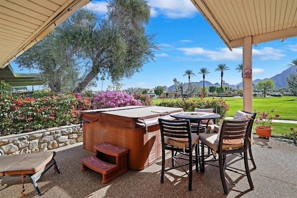 Outdoor dining - Charming Home Near The Indian Wells Tennis Garden! (Indian Wells)