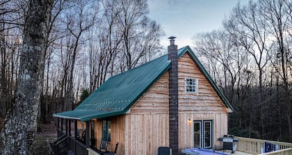 River Hollow Cabin – Cozy Deck, Family Comfort