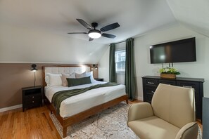 3 sovrum, värdeförvaringsskåp på rummet och skrivbord