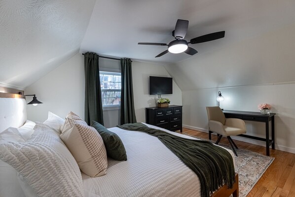 3 bedrooms, in-room safe, desk, iron/ironing board - Getaway Cabin – Deck, Fire Pit & BBQ Near Gorge (Mount Nebo)