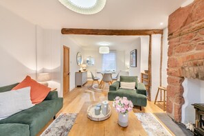 TV, fireplace - 2 Bed in Teignmouth (oc-b30494) (Teignmouth)