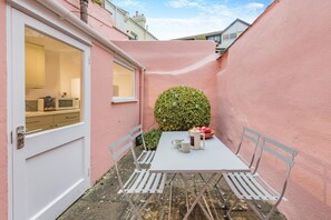 Outdoor dining - 2 Bed in Teignmouth (oc-b30494) (Teignmouth)