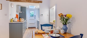 Hart Cottage - One Bedroom House, Sleeps 2