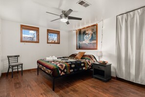 1 bedroom, iron/ironing board, WiFi, bed sheets - Native Charm Adobe Guesthouse in Historic Old Town with wifi, AC, patio grill. (albuquerque)