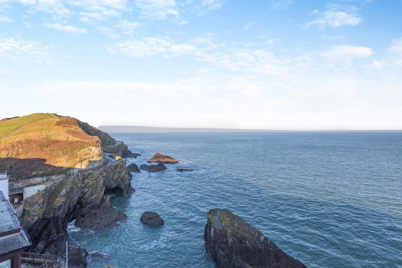 Un paisaje costero con acantilados rocosos y vista al mar.