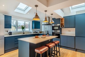 Microwave, oven, dishwasher, high chair - 3 Bed in Instow (oc-h29265) (Instow)