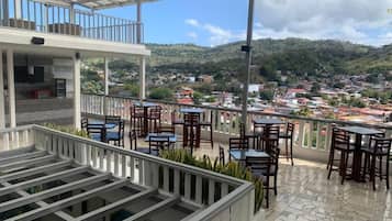 تناول الطعام بالخارج