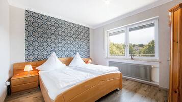 2 chambres, bureau, fer et planche Ă repasser, lit parapluie