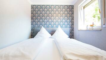 2 Schlafzimmer, Schreibtisch, Bügeleisen/Bügelbrett, Reisekinderbett