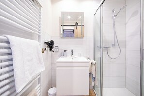 Regadera, amenidades de baño ecológicas, secadora de cabello, toallas 