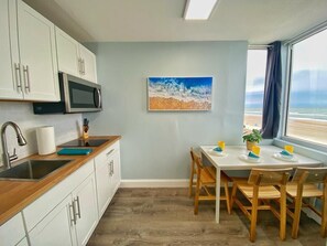 Een koelkast, een microgolfoven, een kookplaat