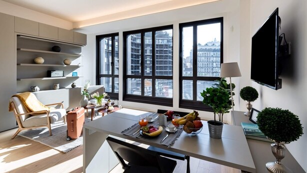 Una sala de estar moderna con comedor, ventanas amplias, televisor de pantalla plana y vista a la ciudad.