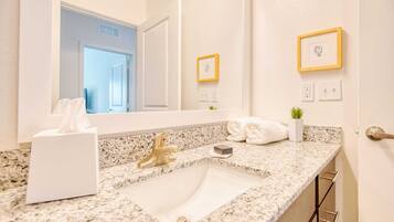 Luxe appartement | Badkamer | Gratis toiletartikelen, een haardroger, zeep, shampoo