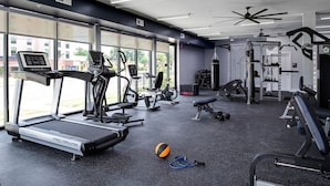 Et fitnesscenter med løbebånd, motionscykler og styrkemaskiner.