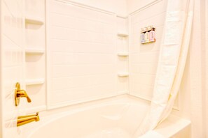 Căn hộ Cao cấp | Phòng tắm | Đồ dùng nhà tắm miễn phí, máy sấy tóc, xà phòng, dầu gội 