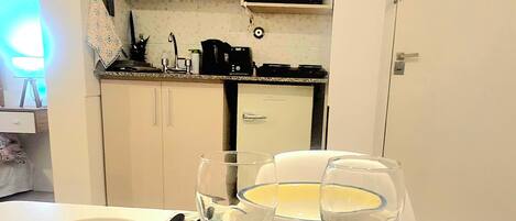 Mikrowelle, Herdplatte, Wasserkocher, Toaster